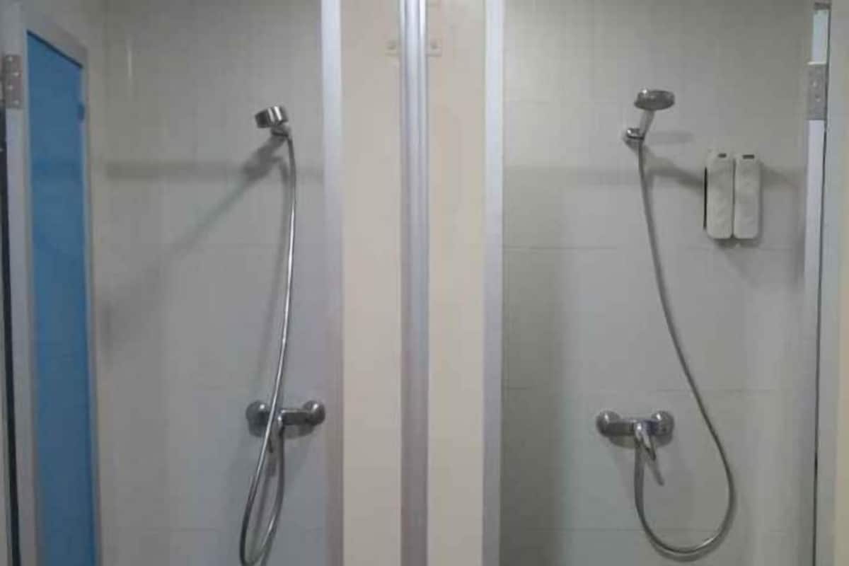 Badkamer | Een douche, gratis toiletartikelen, handdoeken, zeep
