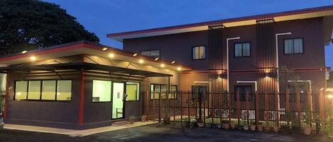 Boendets fasad - kväll/natt