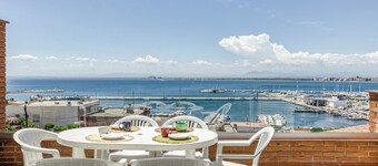 Duplex "Golden Sunset Views" en Roses. Playa a 300m. Terraza panorámica