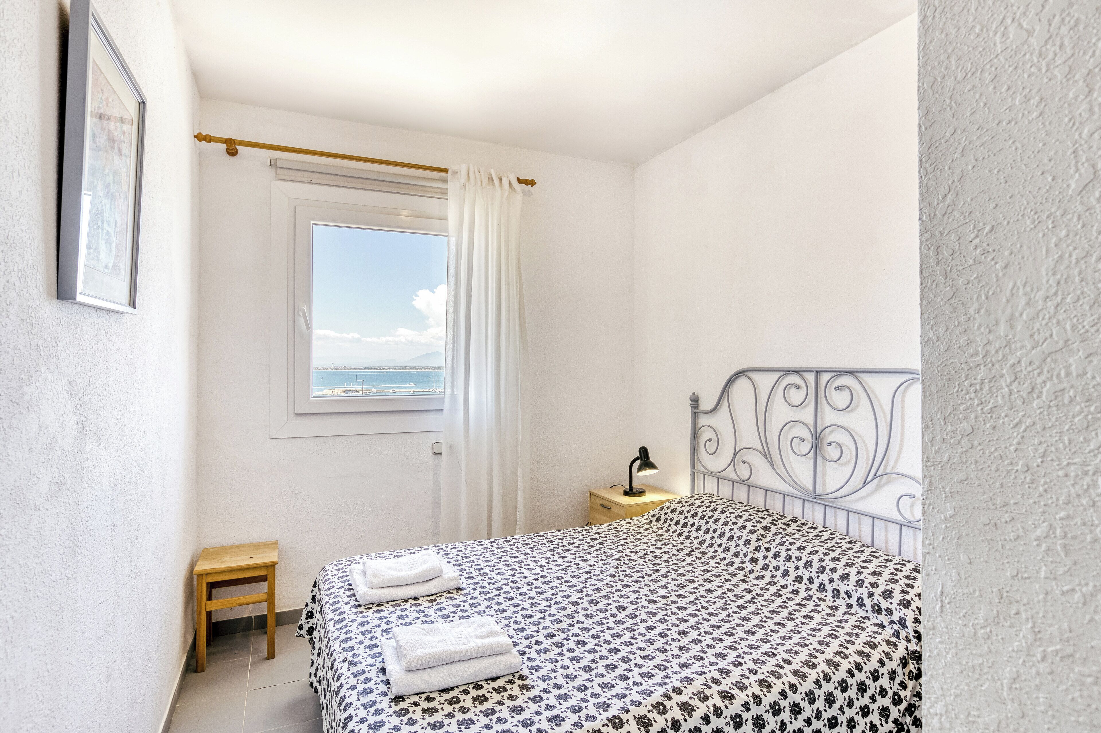 3 slaapkamers, een strijkplank/strijkijzer, reisbedje, gratis wifi