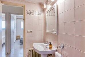 Dusche, Haartrockner, Bidet, Handtücher