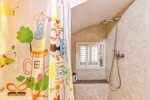 Dusche, Haartrockner, Bidet, Handtücher