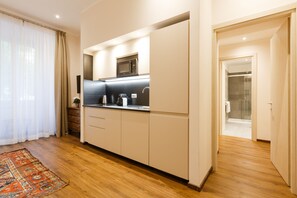 Kühlschrank, Mikrowelle, Herdplatte, Geschirrspüler