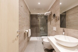 Regadera, secadora de cabello, bidet, toallas 