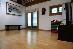 Bonchae | Desk, free WiFi