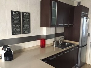 Een koelkast, een magnetron, een oven, een kookplaat