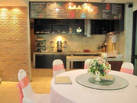 Breakfast, lunch, dinner served; international cuisine 