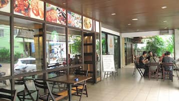 供應早餐、午餐、晚餐;多國菜