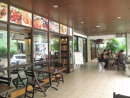 Se sirven desayunos, comidas, cenas y cocina internacional