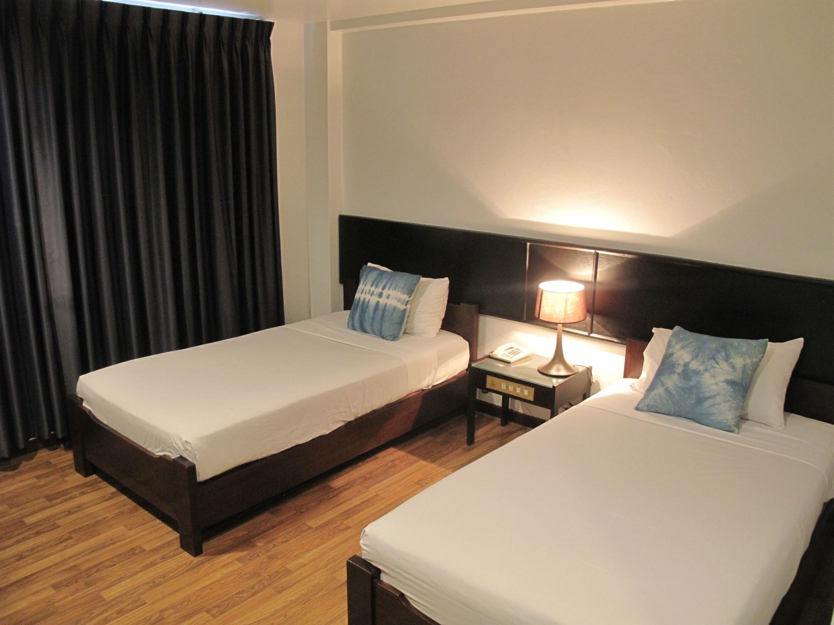 Minibar, cortinas blackout, camas extra y wifi gratis 