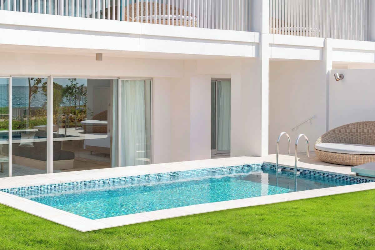 Suíte executiva, 2 camas de casal, para não fumantes, no canto | Piscina | Piscina externa sazonal, funciona das 9h às 21h, guarda-sóis