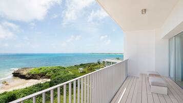 Phòng Suite Junior, 1 giường cỡ king và sofa giường, quang cảnh biển (Corner) | Quang cảnh biển