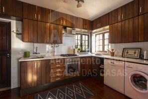 Frigorífico, microondas, horno y lavavajillas