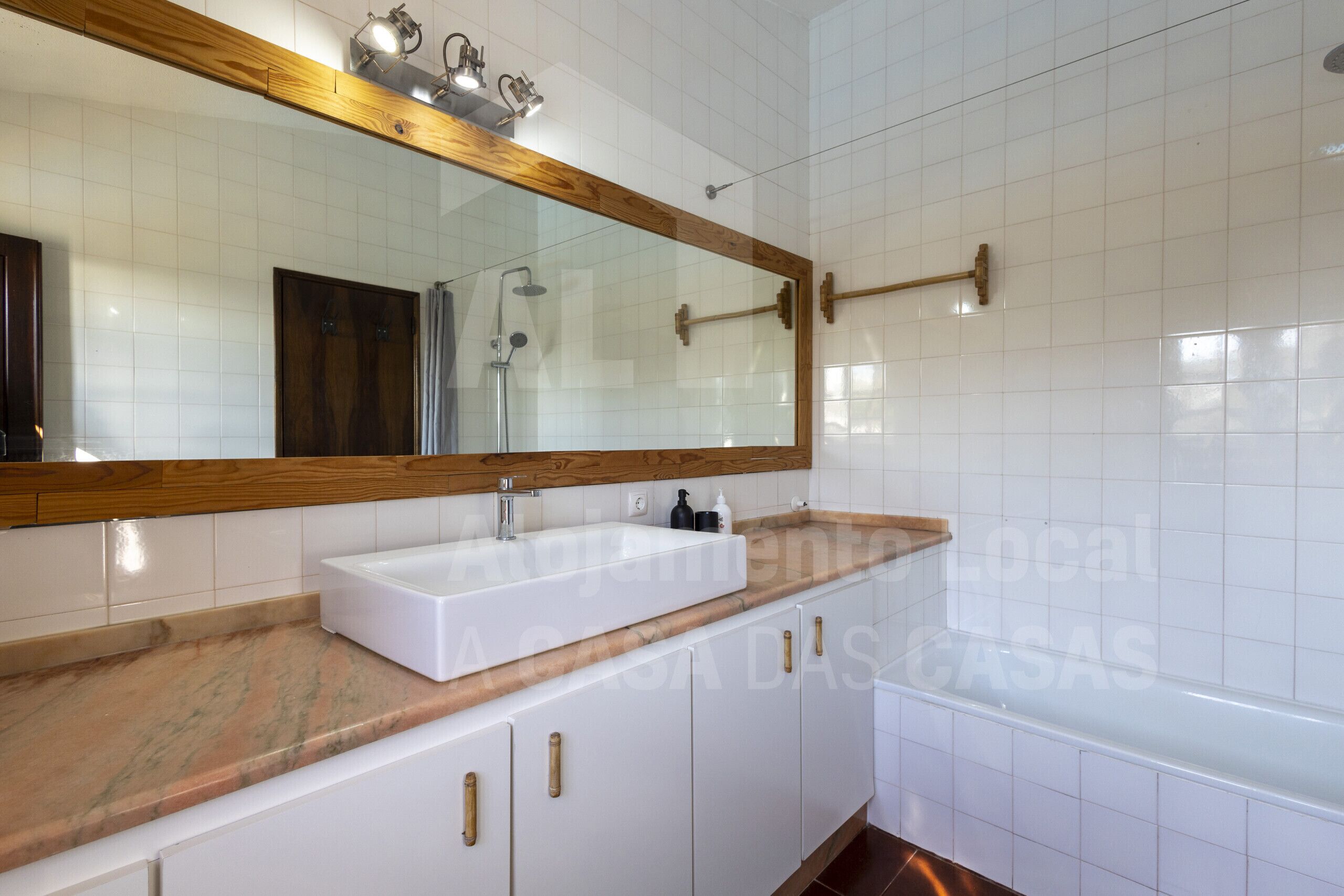 Tina, secadora de cabello, toallas 