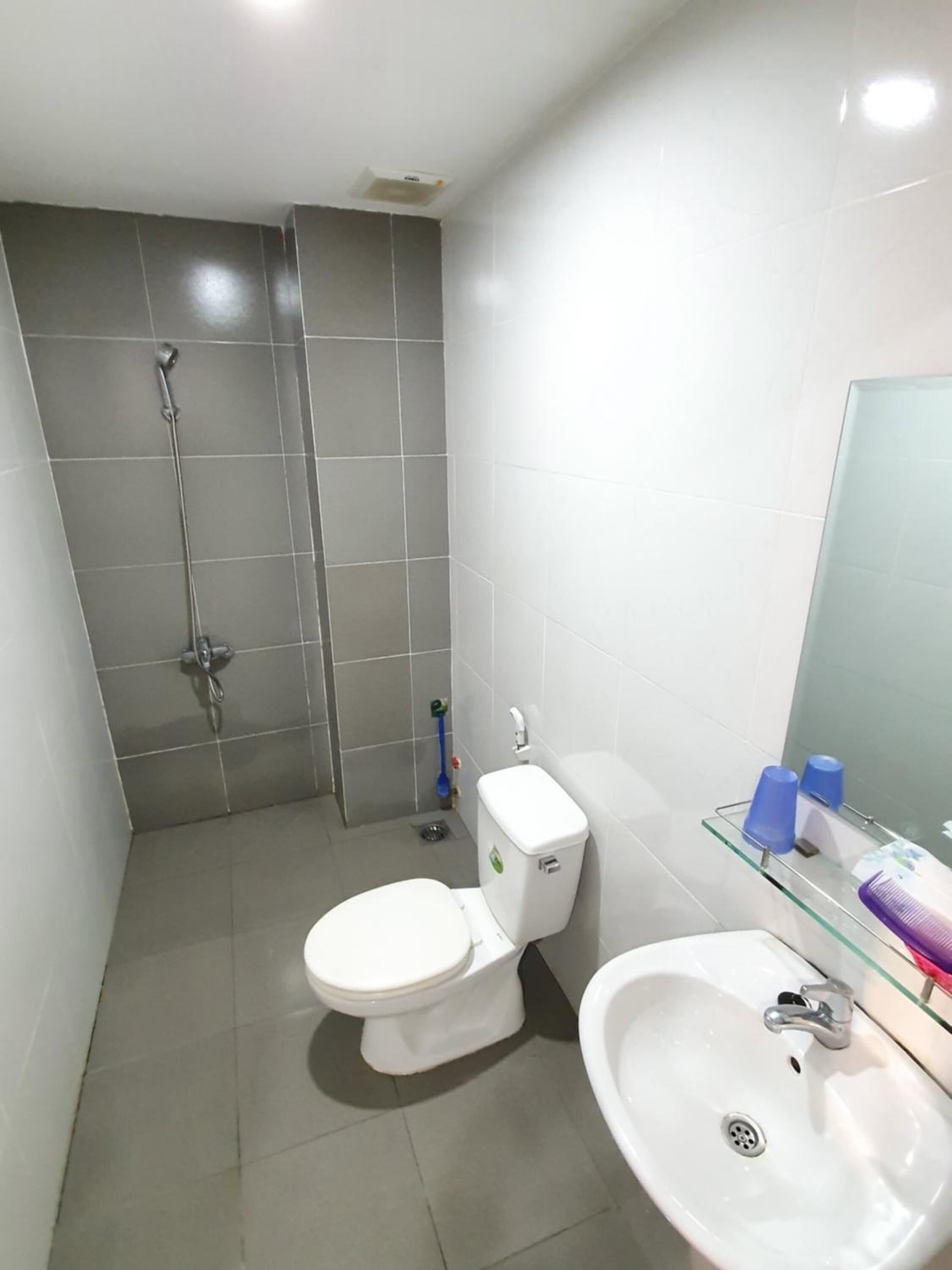 Un baño pequeño con inodoro, lavabo y ducha.