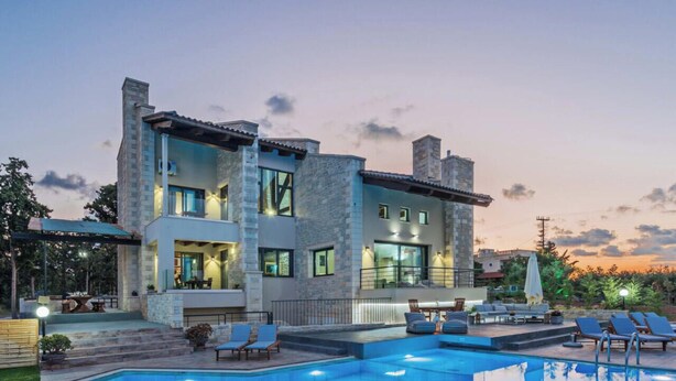 Uma casa de vários andares com piscina, área de estar ao ar livre e varanda.