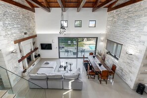 Smart TV, fireplace, table tennis, stereo