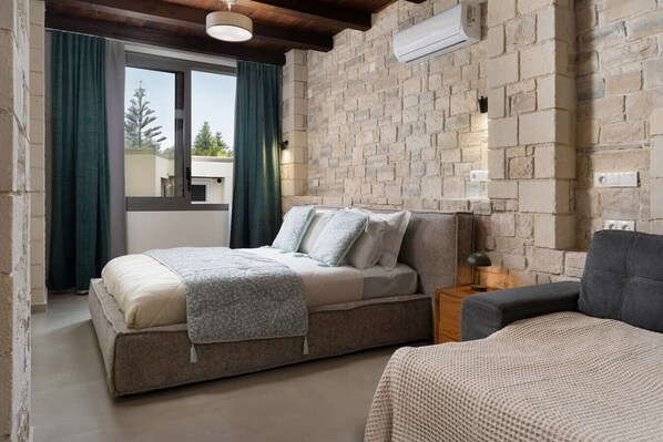 6 makuuhuonetta, tallelokero huoneessa, työpöytä, silitysrauta/-lauta