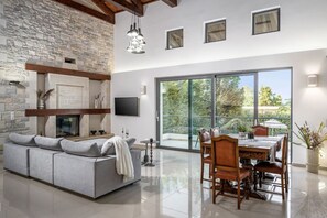 Smart TV, fireplace, table tennis, stereo