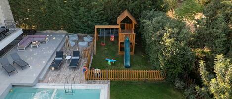 Una piscina techada, una piscina al aire libre