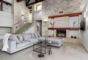 Smart TV, fireplace, table tennis, stereo