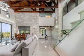 Smart TV, chimenea, tenis de mesa y estéreo 