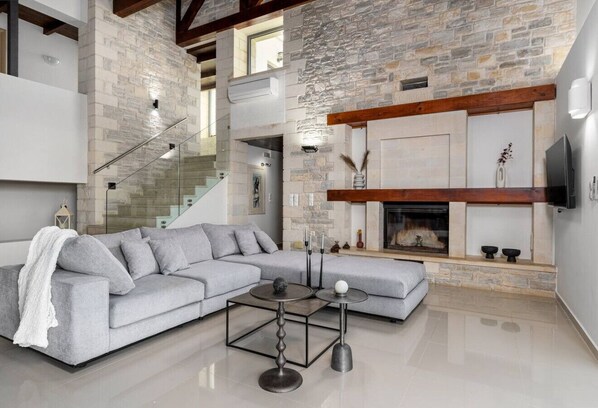 Smart TV, fireplace, ping pong, stereo