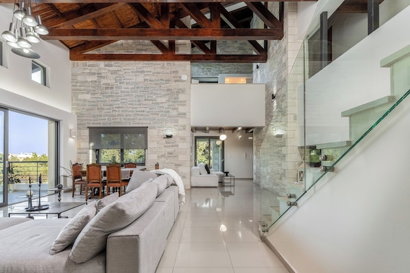 Smart TV, fireplace, table tennis, stereo