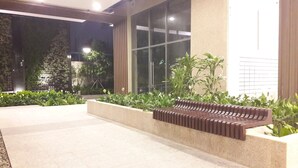 Een terras met een bank en planten in potten.