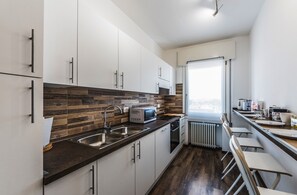 Réfrigérateur, four à micro-ondes, un four, surface de cuisson