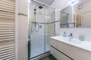 Douche, sèche-cheveux, bidet, serviettes fournies