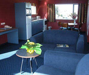 Superior Apartment, 2 Bedrooms, Balcony | Living area | 55-inch Smart TV with satellite channels - Bay City Motor Lodge (Timaru)