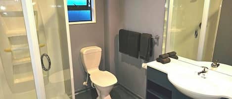 Estudio básico | Baño | Amenidades de baño gratuitas, secadora de cabello, toallas, jabón
