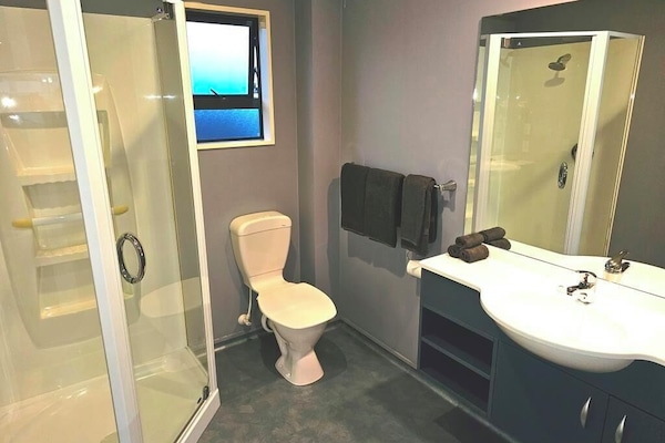 Basic Studio | Bathroom | Free toiletries, hair dryer, towels, soap