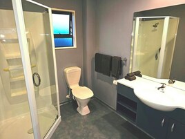 Estúdio básico | Banheiro | Produtos de toalete grátis, secador de cabelo, toalhas de banho