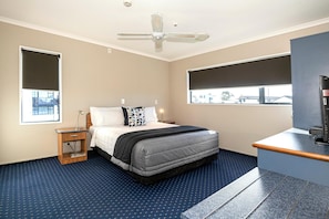 Superior Apartment, 2 Bedrooms, Balcony | Premium bedding, pillowtop beds, desk, laptop workspace - Bay City Motor Lodge (Timaru)