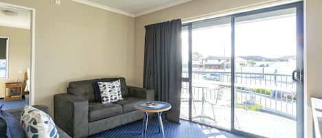 Appartement supérieur, 2 chambres, balcon | Aire de séjour | Téléviseur connecté de 55 po avec télévision par satellite