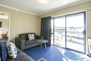 Superior Apartment, 2 Bedrooms, Balcony | Living area | 55-inch Smart TV with satellite channels - Bay City Motor Lodge (Timaru)