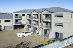 Vista frontal de la propiedad