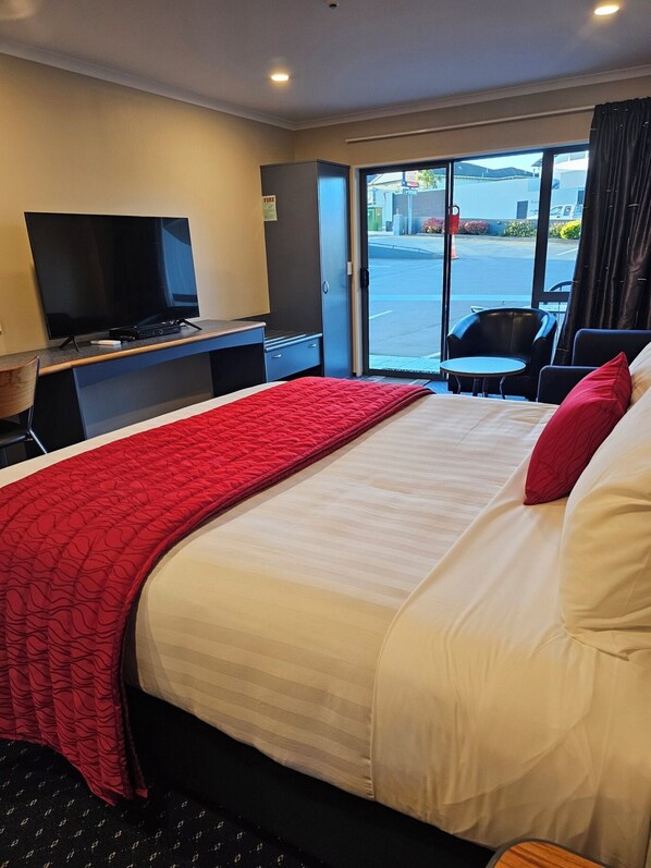 Pillowtop beds, desk, laptop workspace, blackout drapes - Bay City Motor Lodge (Timaru)