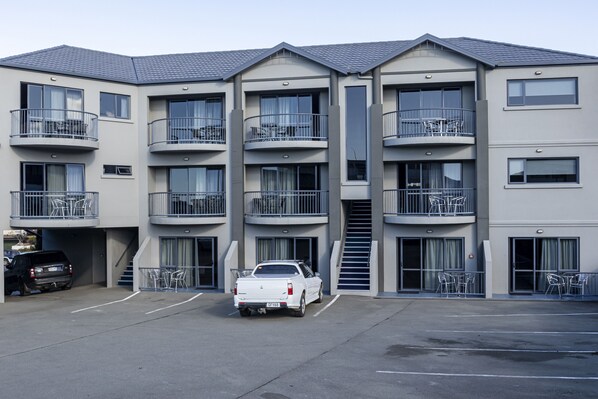 Vista frontal de la propiedad