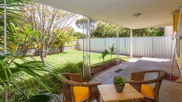 Rumah, 3 kamar tidur, patio | Teras/patio