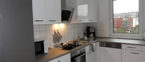 Geladeira, micro-ondas, fogão, cooktop