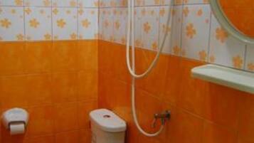Standard Twin Room | Salle de bain | Douche, articles de toilette gratuits, serviettes fournies