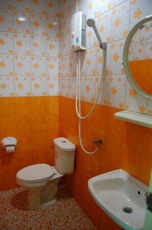 Standard Twin Room | Bathroom | Shower, free toiletries, towels - All Day Hotel (Nong Khai)