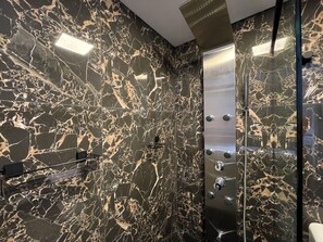 Departamento familiar, 1 cama matrimonial y sofá cama, para no fumadores | Baño | Regadera, regadera tipo lluvia, amenidades de baño gratuitas 