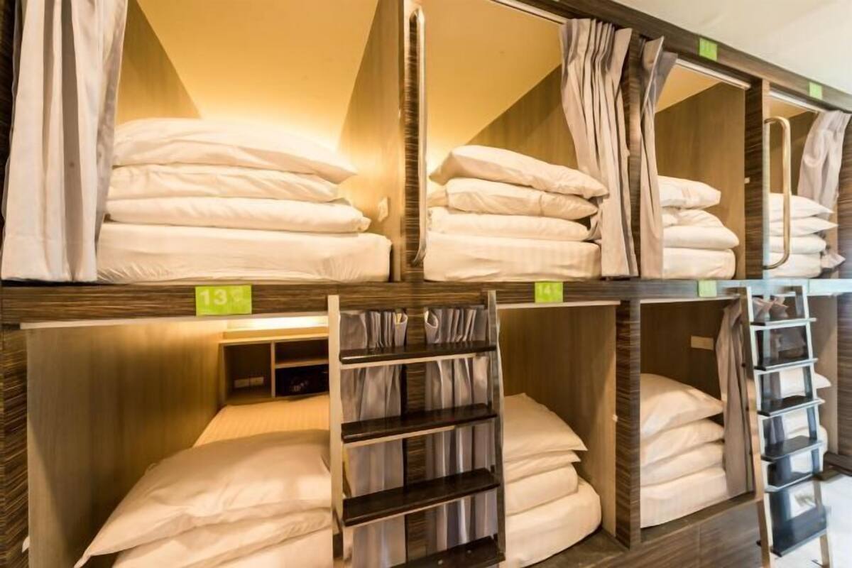 Ein Hotelzimmer mit Stockbetten, Ablageflächen und einem sichtbaren Preis.