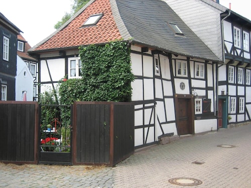 5 bedrooms, quiet town location, garden, 2 parking spaces, 200m to market square