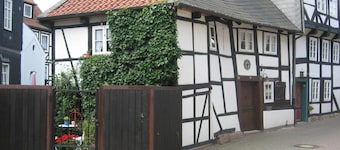 5 bedrooms, quiet town location, garden, 2 parking spaces, 200m to market square