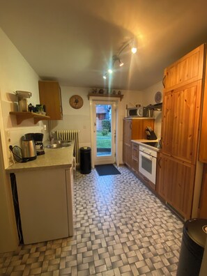 Fridge, microwave, oven, stovetop - 5 bedrooms, quiet town location, garden, 2 parking spaces, 200m to market square (Goslar)